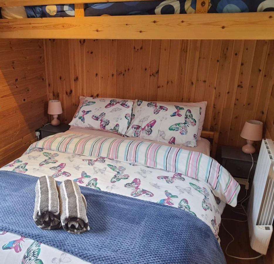 Unique Sheperds Hut Private Hot Tub, Ensuite & Kitchenette Clodock Bagian luar foto