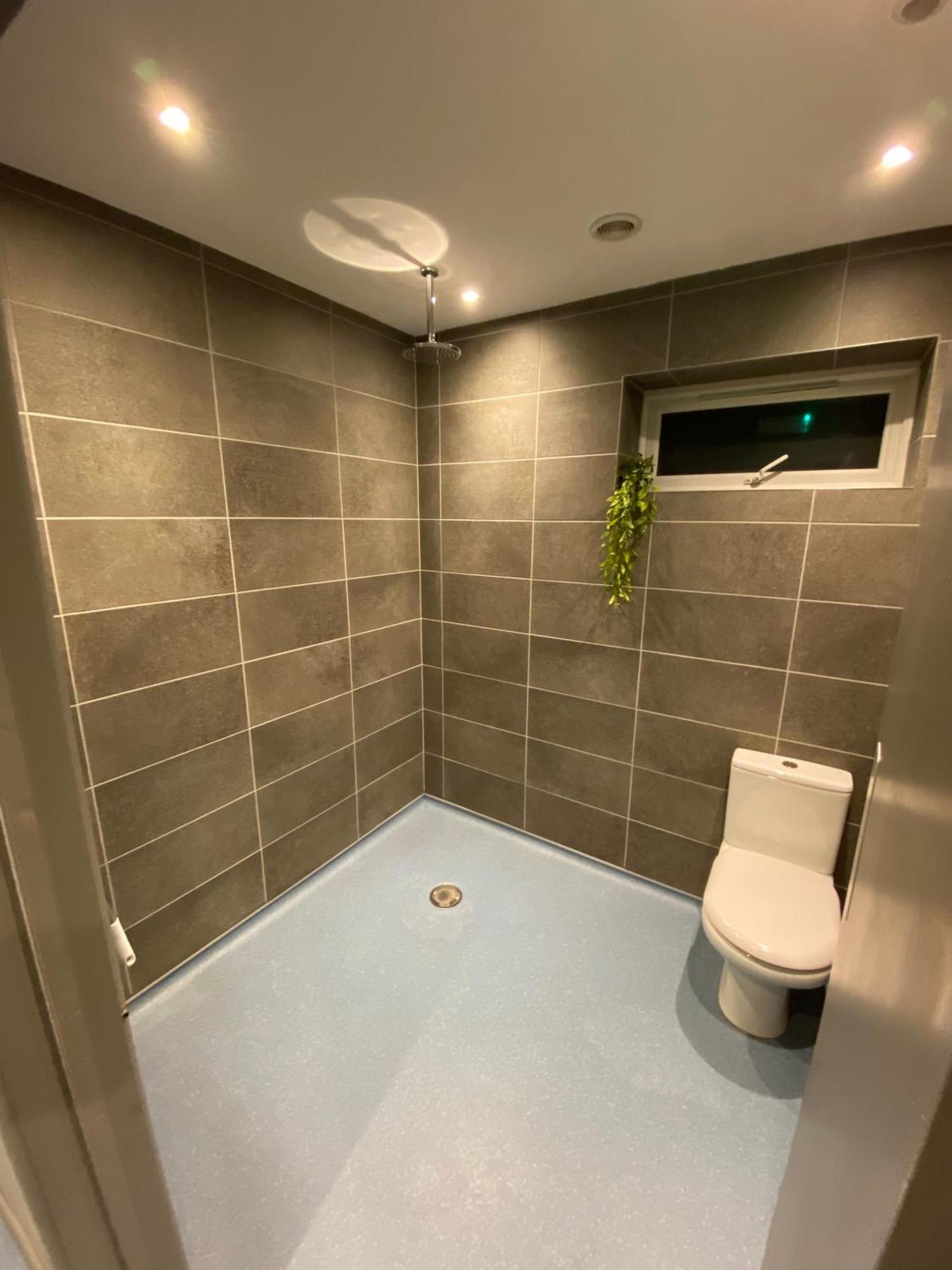 Unique Sheperds Hut Private Hot Tub, Ensuite & Kitchenette Clodock Bagian luar foto