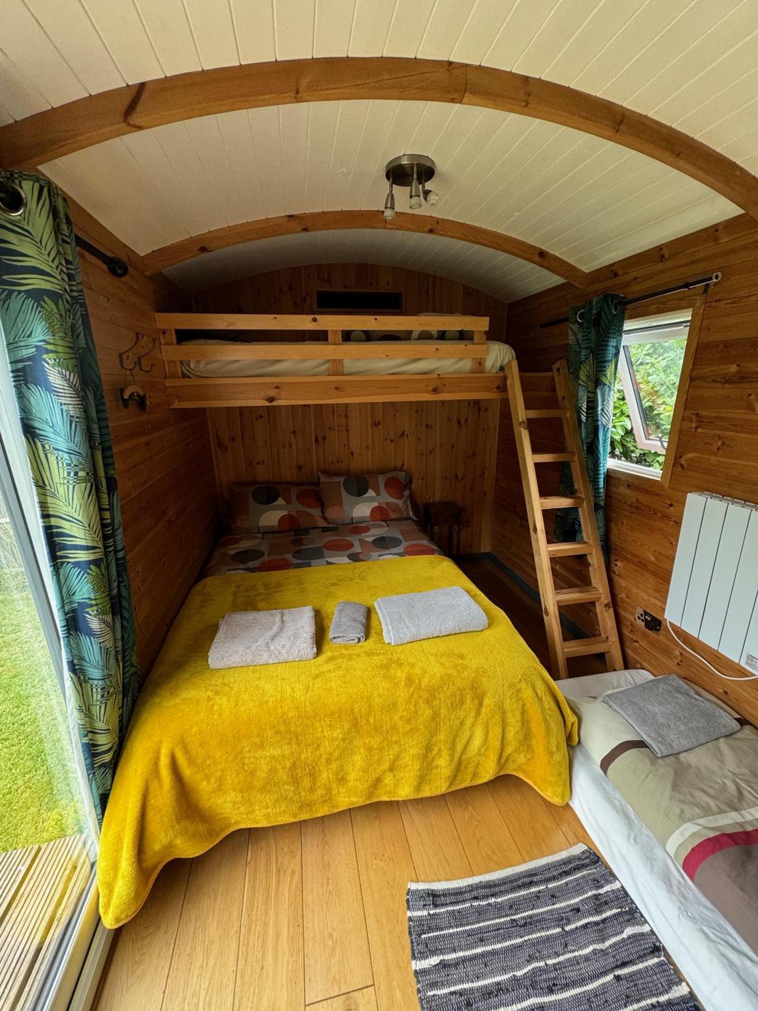 Unique Sheperds Hut Private Hot Tub, Ensuite & Kitchenette Clodock Bagian luar foto