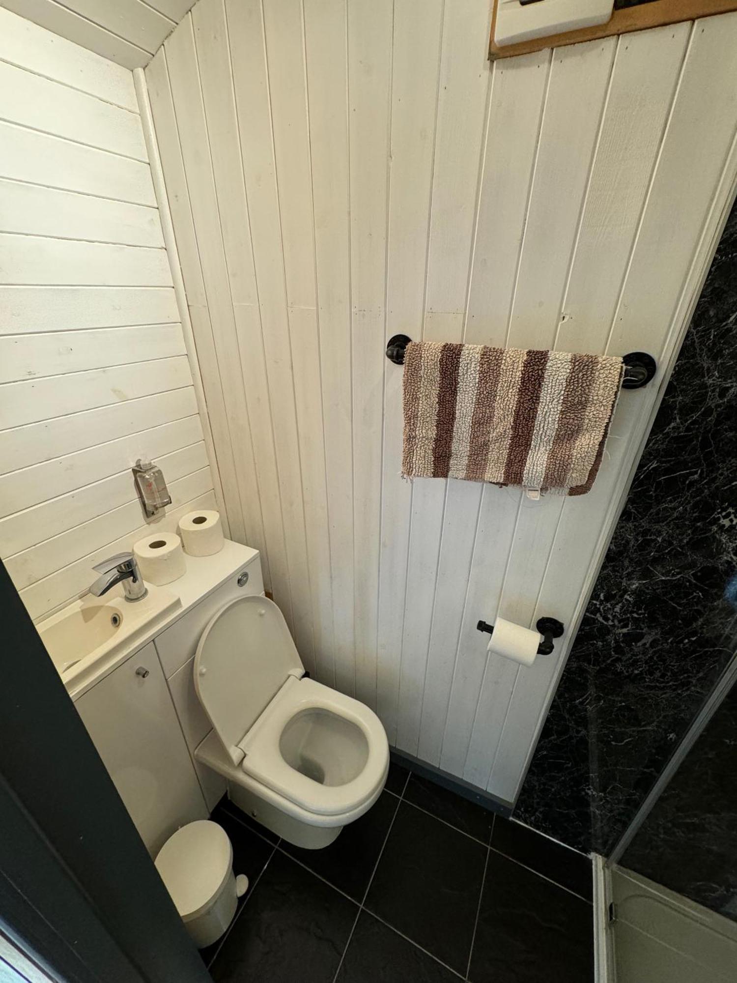 Unique Sheperds Hut Private Hot Tub, Ensuite & Kitchenette Clodock Bagian luar foto