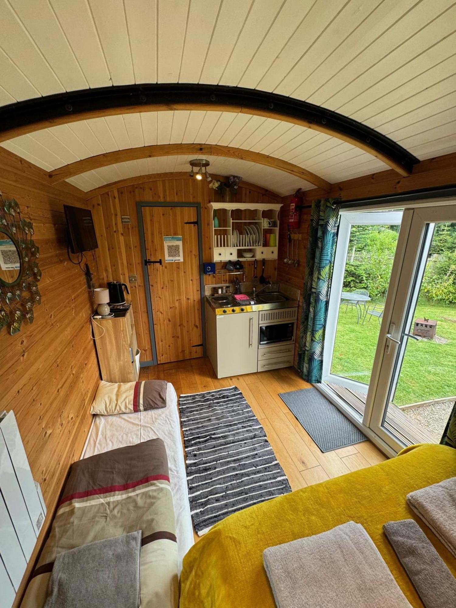 Unique Sheperds Hut Private Hot Tub, Ensuite & Kitchenette Clodock Bagian luar foto