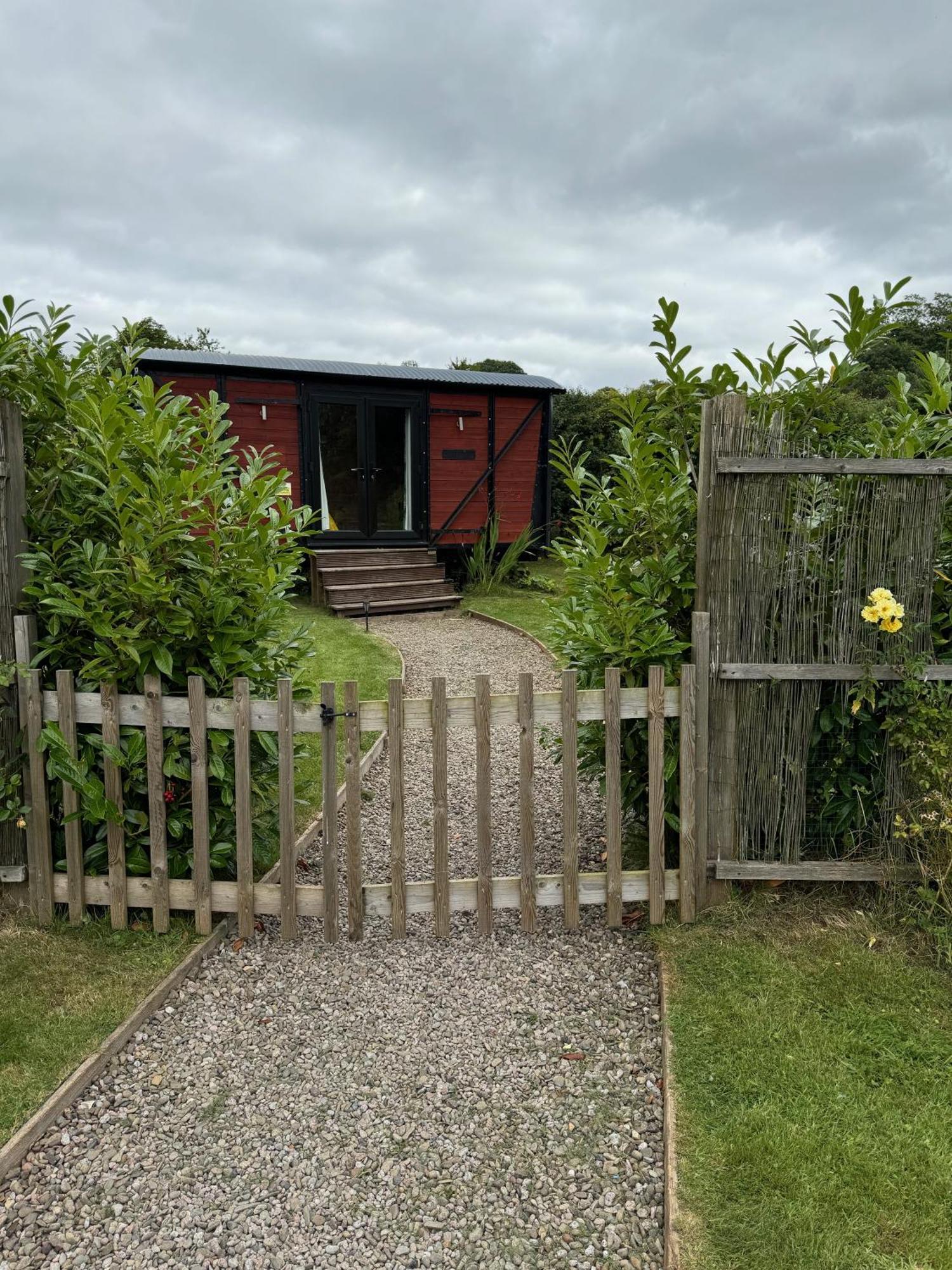Unique Sheperds Hut Private Hot Tub, Ensuite & Kitchenette Clodock Bagian luar foto